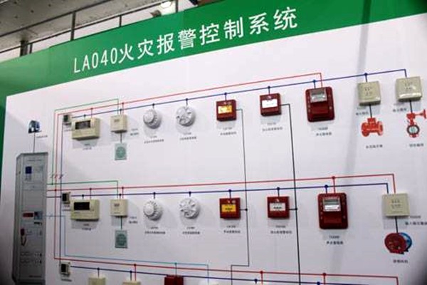 出現(xiàn)火警時，樓宇控制系統(tǒng)如何快速做出反應？